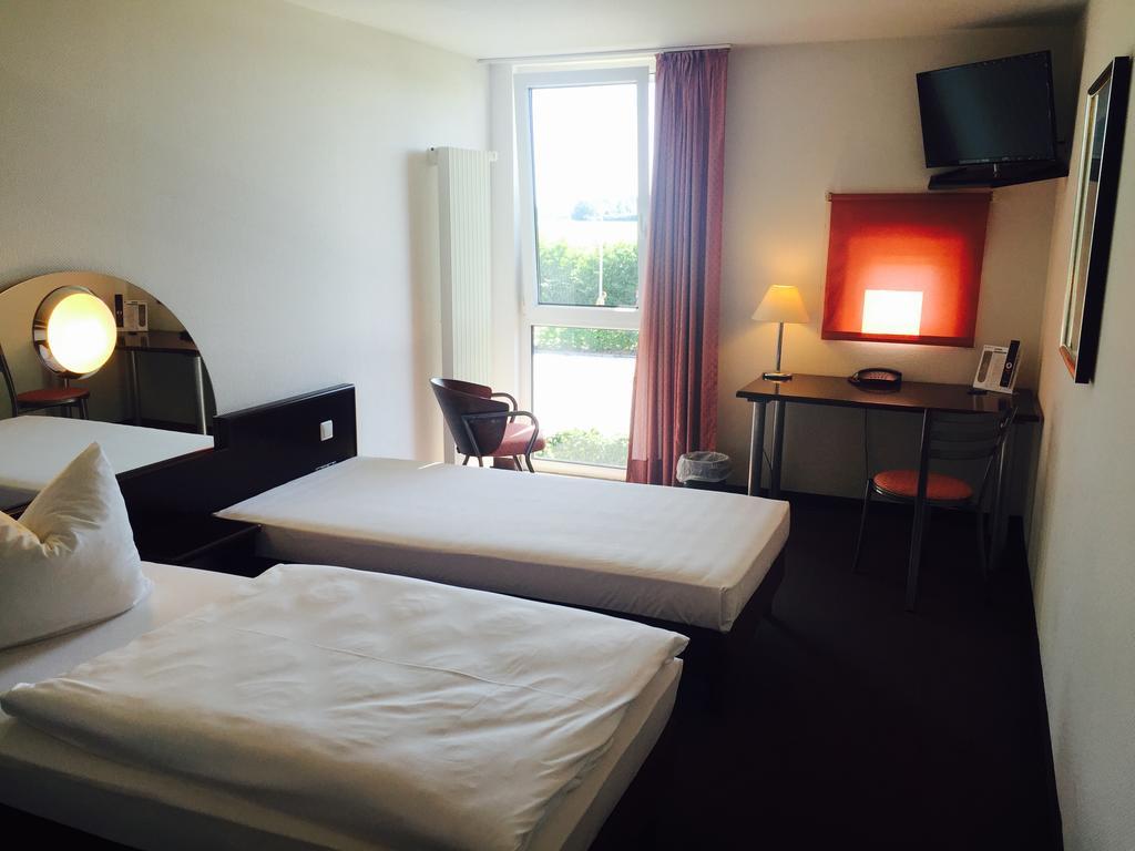 Ak 1 Hotel Ducherow Extérieur photo