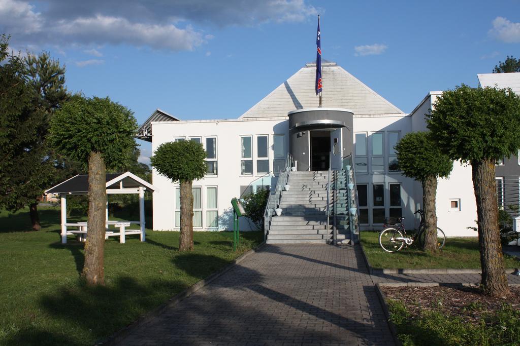 Ak 1 Hotel Ducherow Extérieur photo